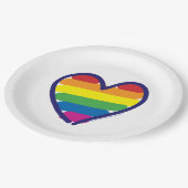 Gay Pride-Regenbogen-Flaggenherz Pappteller (Schrägansicht)