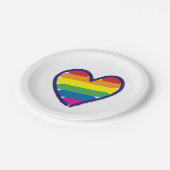 Gay Pride-Regenbogen-Flaggenherz Pappteller (Schrägansicht)