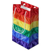 Gay Pride-Regenbogenflagge LGBT LGBTQ Regenbogenst Kleine Geschenktüte (Rückseite Schrägansicht)