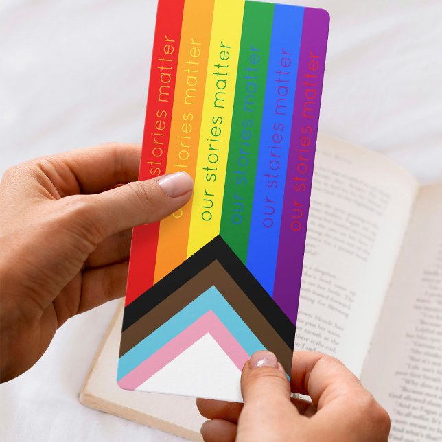 Gay Pride-Schnittwischfeld-Lesezeichen (Mockup of bookmark held in hands. Hands from image by Freepik.)