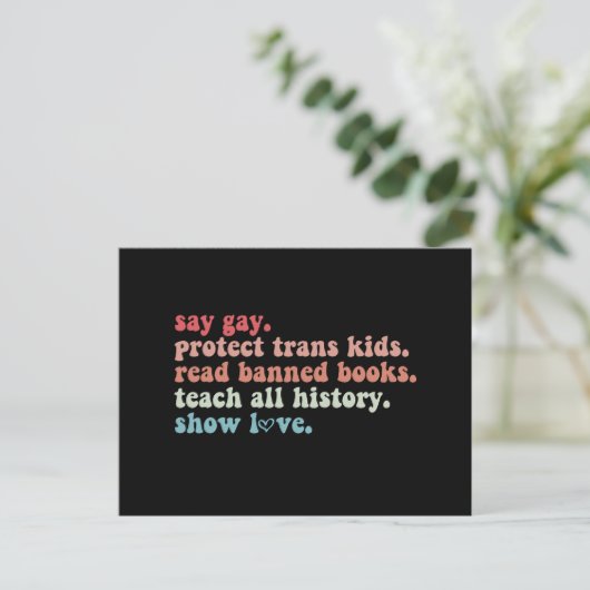 "Gay Protect Trans Kids Read Banned Books LGBTQ" Postkarte (Stehend Vorderseite)