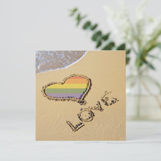 Gay Rainbow Liebe Herz in Sand Save The Date (Stehend Vorderseite)