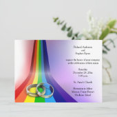 Gay Rainbow und Rings Hochzeit Einladung (Stehend Vorderseite)