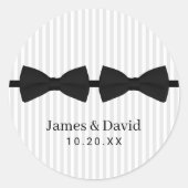 Gay Wedding Double Bow Krawatte Classy Stripes Sie Runder Aufkleber (Vorderseite)