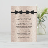 Gay Wedding Double Bow Krawatte Modernes Elfenbein Einladung (Stehend Vorderseite)