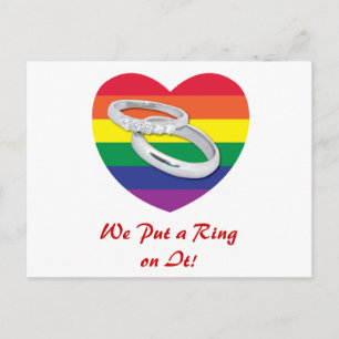 Gay Wedding setzt einen Ring auf Postkarte