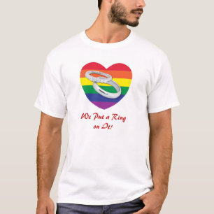 Gay Wedding setzt einen Ring auf T-Shirt
