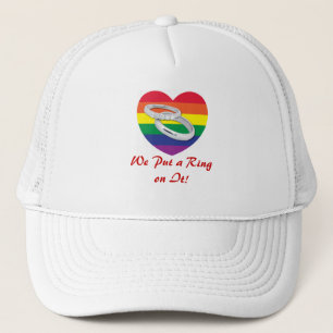 Gay Wedding setzt einen Ring auf Truckerkappe