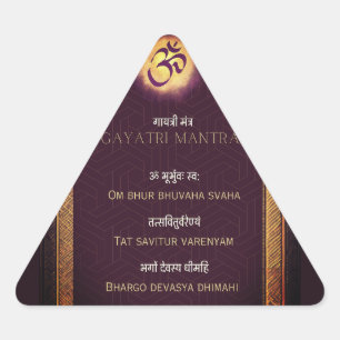 Gayatri Mantra Sanskrit und Englisch Dreieckiger Aufkleber