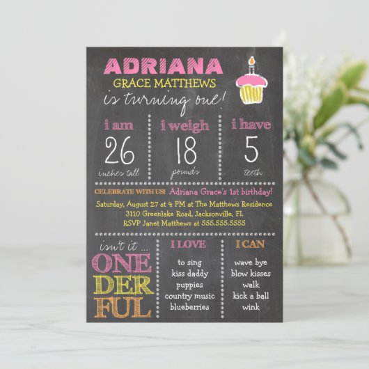 GC Einzigartiges First Birthday Chalkboard Einladung (Stehend Vorderseite)