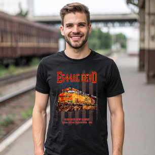 GE ES44AC GEVO Locomotive und amerikanische Flagge T-Shirt