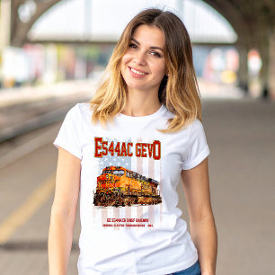 GE ES44AC GEVO Locomotive und amerikanische Flagge T-Shirt