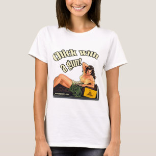 Geächtetes Küken mit einem Gewehr T-Shirt