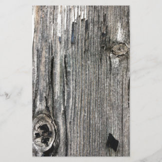 Gealterte hölzerne Zaunaufgabe von der rustikalen Briefpapier