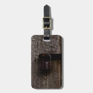 Gealterter Metallverschluß auf hölzernem Gepäckanhänger