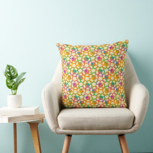 Gearbeitete Blumenketten in Cream Kissen