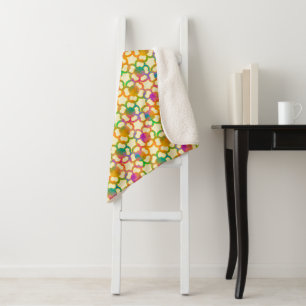 Gearbeitete Blumenketten in Cream Sherpadecke