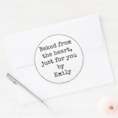 Gebacken aus dem Herzen durch Name Schwarz-weiß Runder Aufkleber (Umschlag)