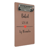 Gebacken mit braun Liebe Mini Klemmbrett (Schrägansicht)