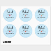 Gebacken mit Liebe hellblauer Skriptname Runder Aufkleber (Blatt)