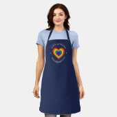 gebacken mit Liebe Rainbow Heart Custom Text Navy Schürze (Getragen)