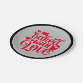 Gebacken mit Liebe Zitat Red Hearts Party Pappteller (Schrägansicht)