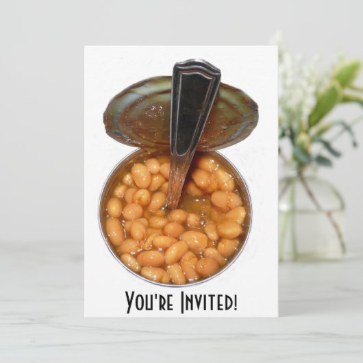 Gebackene Bohnen in der Blechdose mit Löffel Einladung (Stehend Vorderseite)