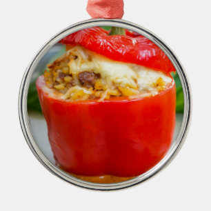 Gebackene gefüllte Paprika mit Hackfleischsauce un Ornament Aus Metall