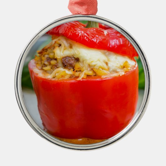 Gebackene gefüllte Paprika mit Hackfleischsauce un Ornament Aus Metall (Vorne)