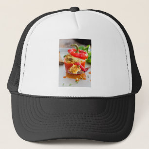 Gebackene gefüllte Paprika mit Hackfleischsauce un Truckerkappe