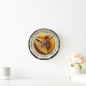 Gebackene Pfannkuchen auf einer bestechenden Platt Runde Wanduhr (Zuhause)