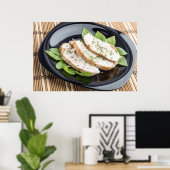 Gebackene Scheiben von Hühnerfleisch auf schwarzer Poster (Heimbüro)