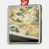 Gebackene Teigwaren-Muscheln mit Spinatsfüllung Ornament Aus Metall (Links)