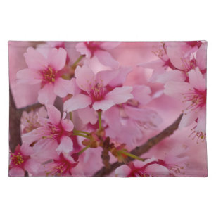 Gebadet in den rosa japanischen Kirschblüten Stofftischset