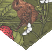 Gebärde und Erdbeeren auf dunkelgrün Tischdecke (Schrägansicht)