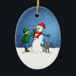 Gebäude a Snowman Keramik Ornament<br><div class="desc">Der Junge hat einen Schneemann gebaut,  auf dem sein Hund steht und uriniert,  während der Junge dem Schneemann eine Karottennaase gibt.</div>