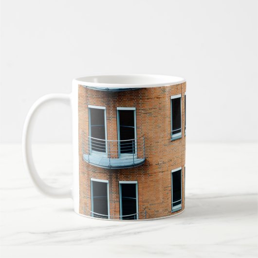 Gebäude aus braunem Backstein Kaffeetasse (Links)