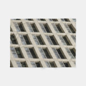 Gebäude aus Weißbeton tagsüber Fleecedecke (Vorderseite (Horizontal))