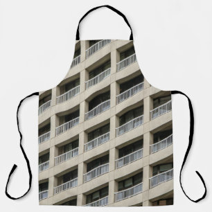 Gebäude aus Weißbeton tagsüber Schürze