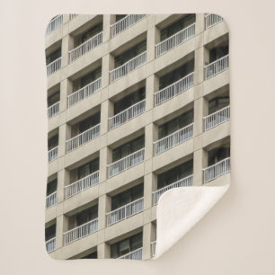 Gebäude aus Weißbeton tagsüber Sherpadecke
