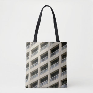 Gebäude aus Weißbeton tagsüber Tasche