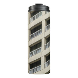 Gebäude aus Weißbeton tagsüber Thermosbecher