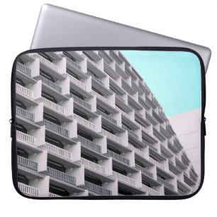 Gebäude aus weißem Beton mit Terrassen Laptopschutzhülle