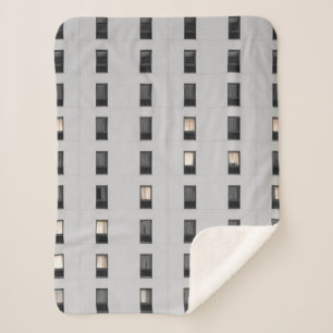 Gebäude aus weißem und schwarzem Beton Sherpadecke