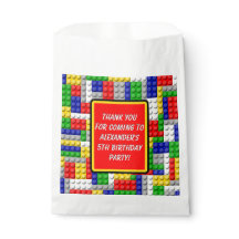 Gebäude blockiert den Primärfarbenjungen Geburtsta