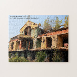 Gebäude der Kriegsführung in Sarajevo in Bosnien Puzzle