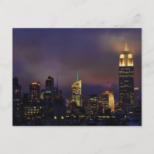 Gebäude des Empire State glüht in Wolken und Nebel Postkarte