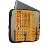 Gebäude entlang der Gran Via und Espana Laptopschutzhülle (Vorne Rechts)