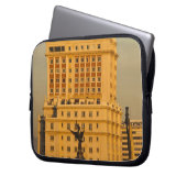 Gebäude entlang der Gran Via und Espana Laptopschutzhülle (Vorderseite Links)