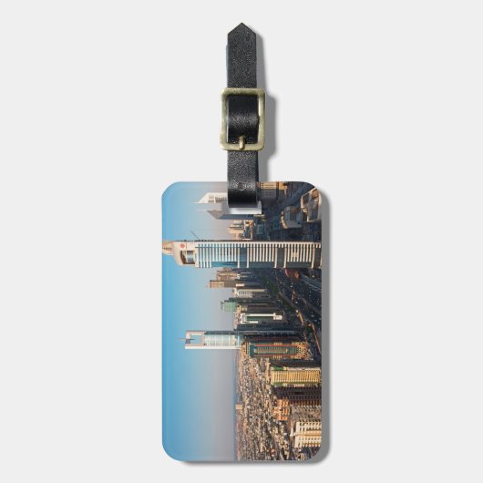 Gebäude entlang der Sheikh Zayed Road, Dubai Gepäckanhänger (Vorderseite vertikal)